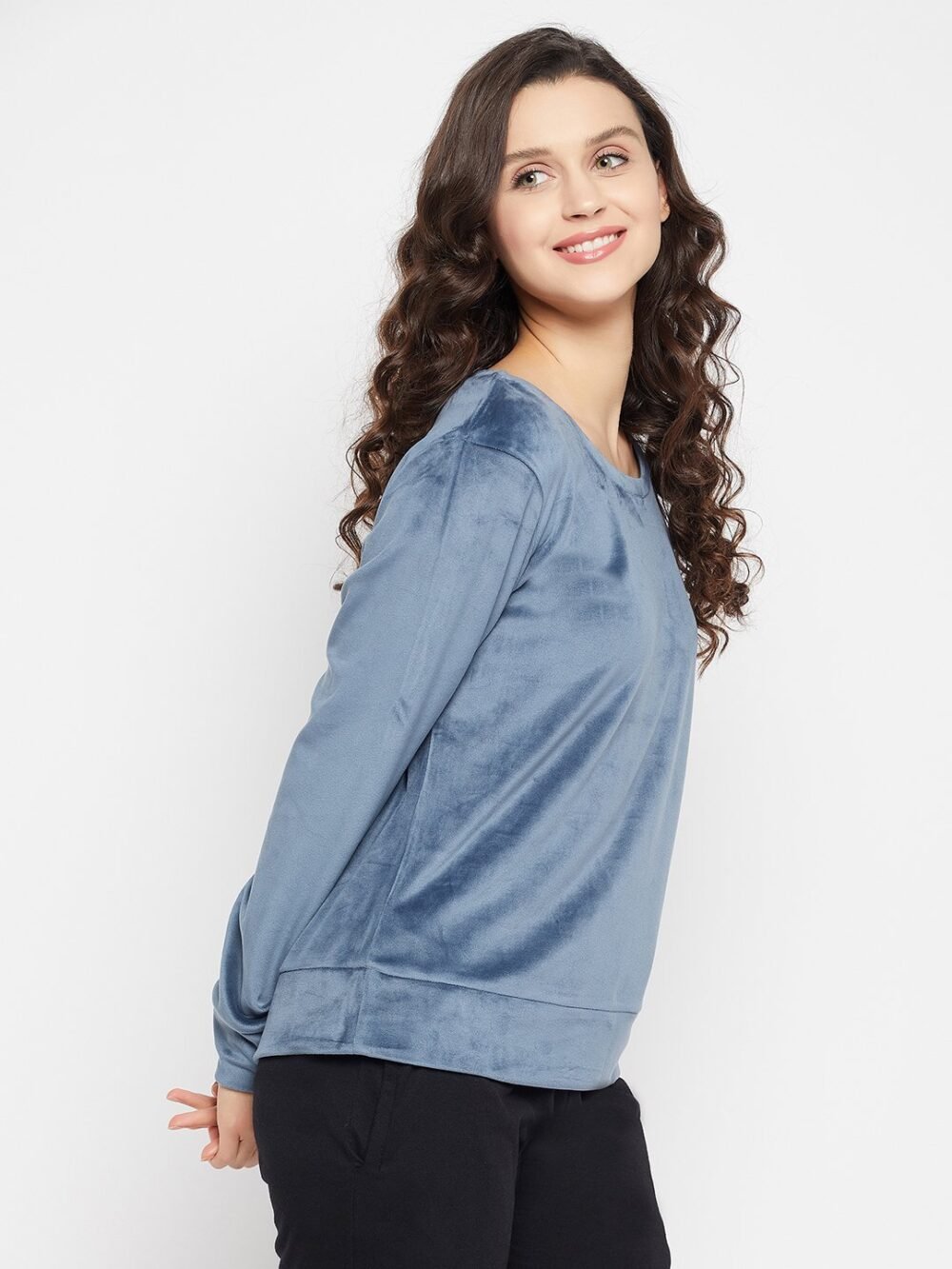 Chic Basic Sweatshirt in Navy - Velour - Image 4